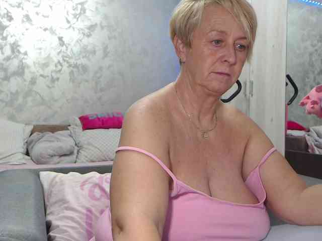 LovePinkLilli webcam