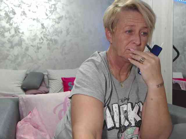 LovePinkLilli webcam