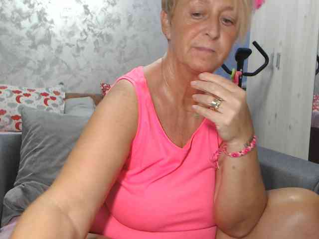 LovePinkLilli webcam