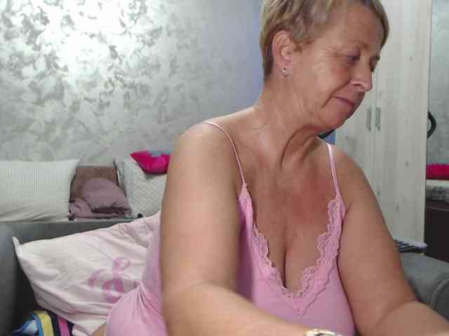 LovePinkLilli webcam