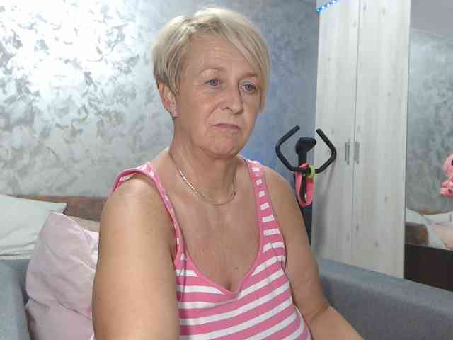LovePinkLilli webcam