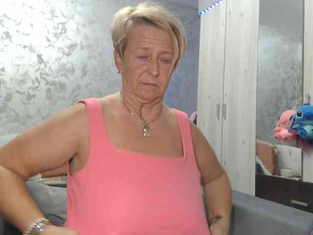 LovePinkLilli webcam