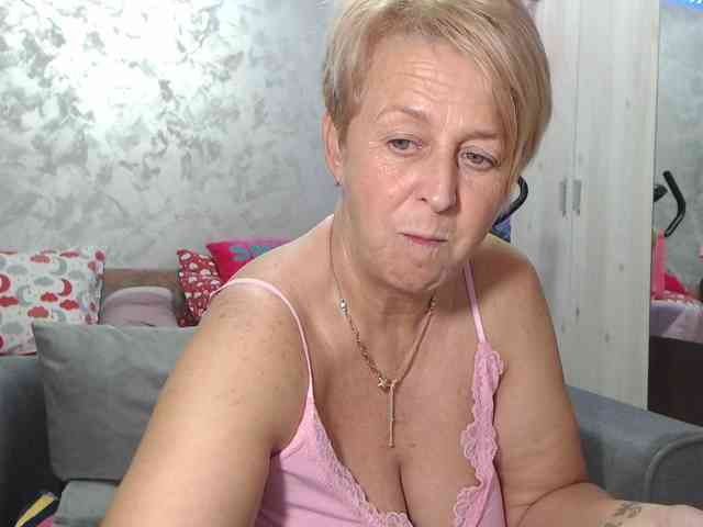 LovePinkLilli webcam