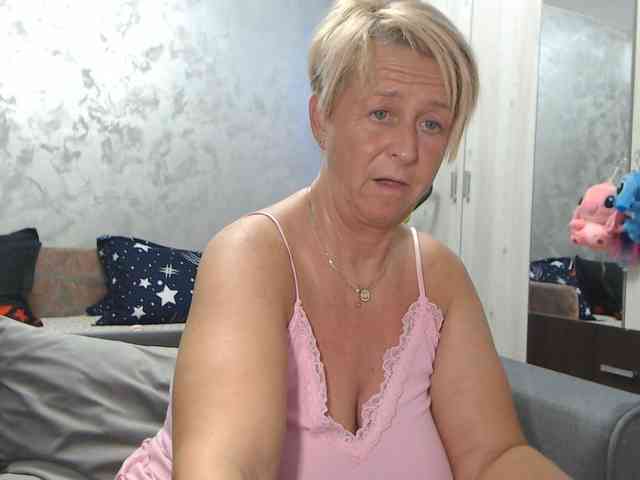 LovePinkLilli webcam