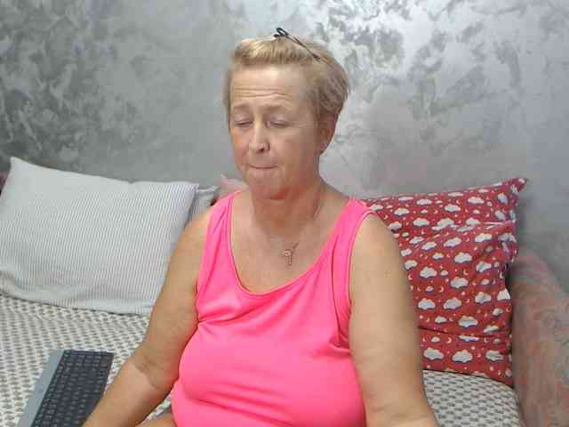 LovePinkLilli webcam