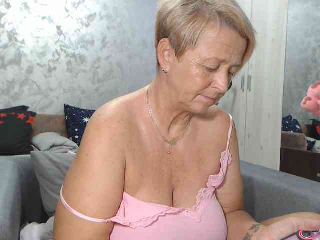 LovePinkLilli webcam