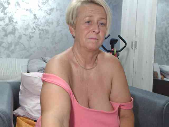 LovePinkLilli webcam