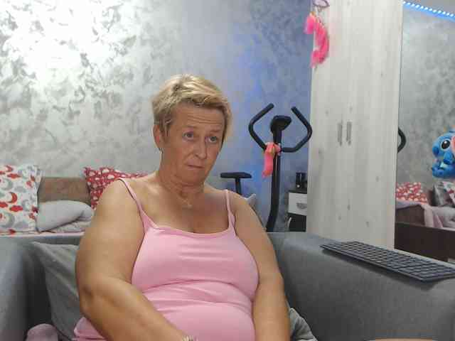 LovePinkLilli webcam