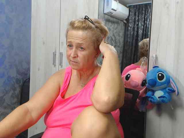 LovePinkLilli webcam
