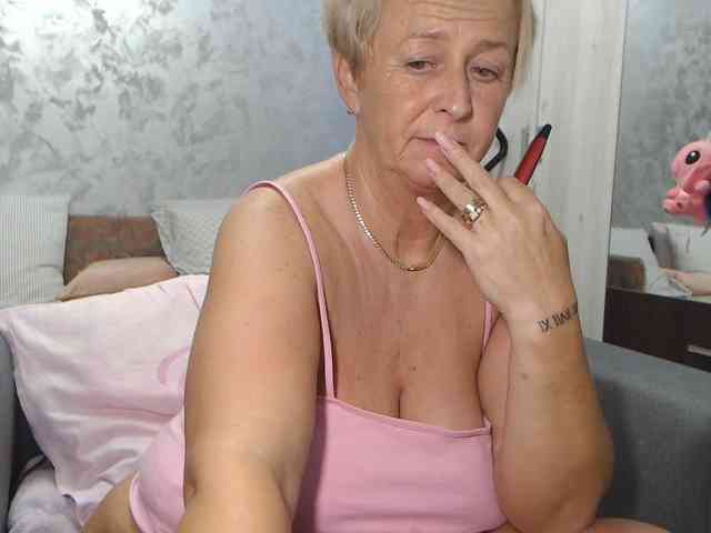 LovePinkLilli webcam