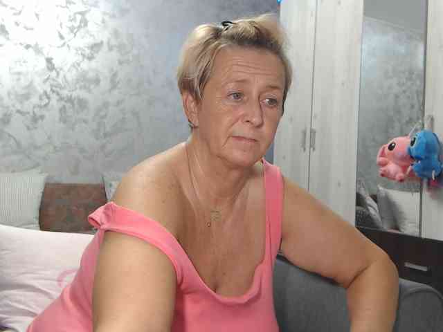 LovePinkLilli webcam