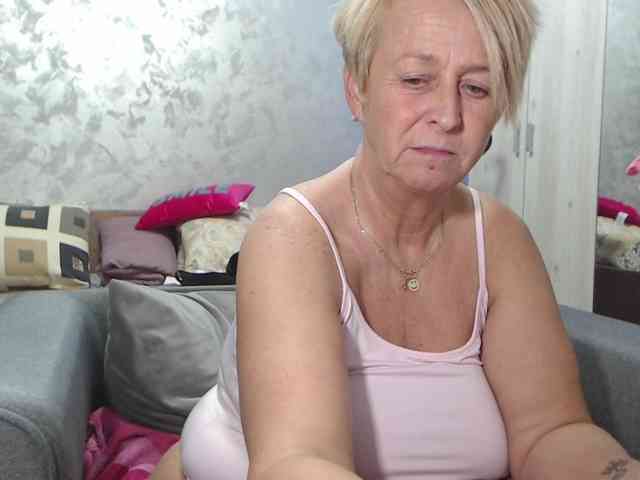 LovePinkLilli webcam