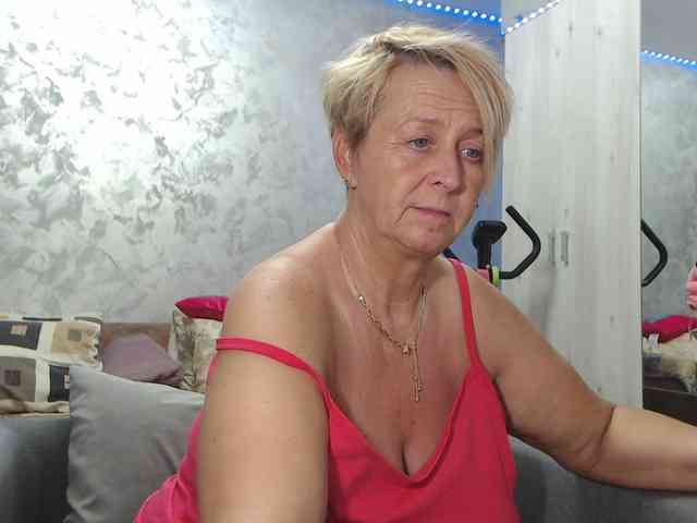 LovePinkLilli webcam