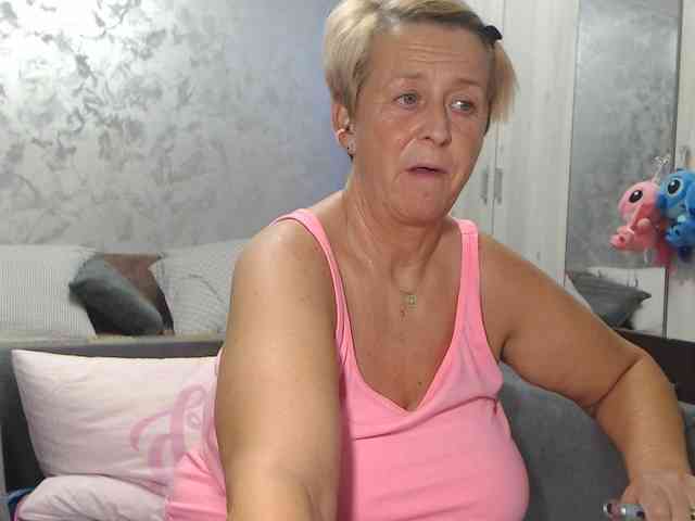 LovePinkLilli webcam