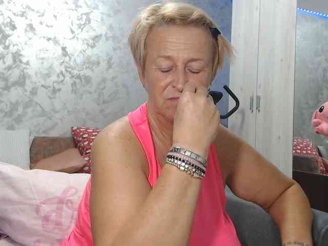 LovePinkLilli webcam