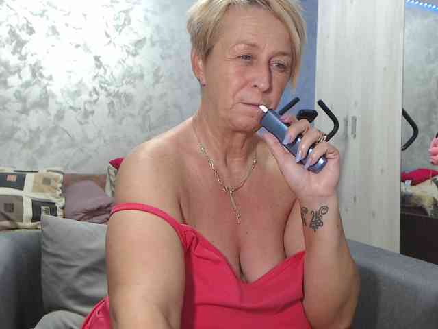 LovePinkLilli webcam