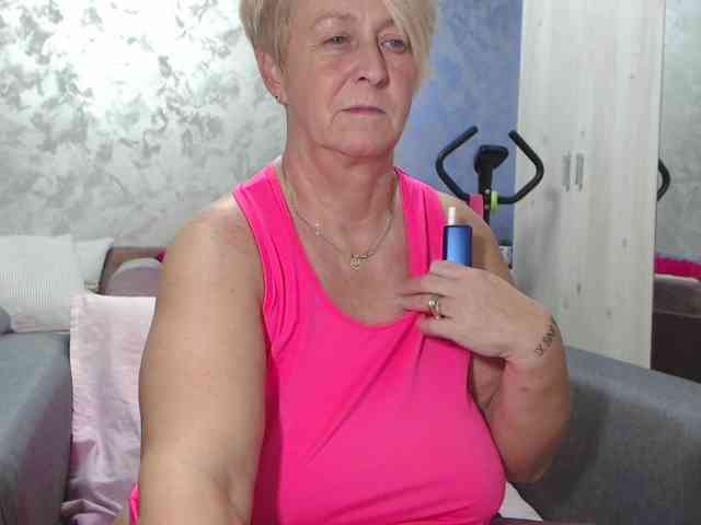 LovePinkLilli webcam