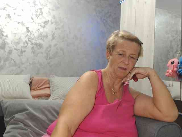 LovePinkLilli webcam