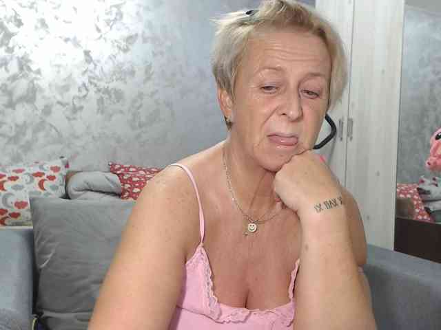 LovePinkLilli webcam