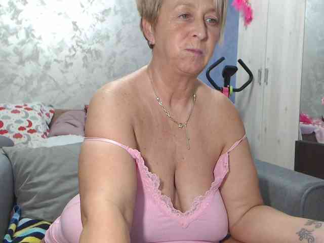 LovePinkLilli webcam