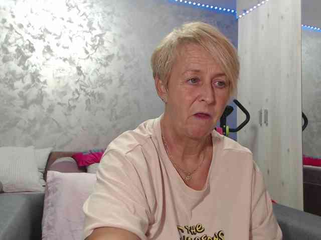 LovePinkLilli webcam