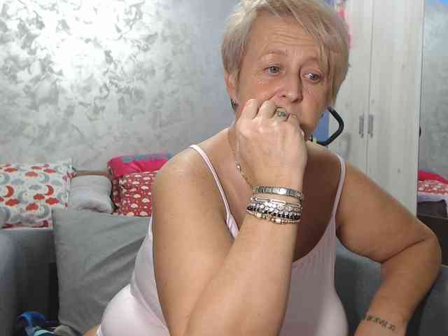 LovePinkLilli webcam
