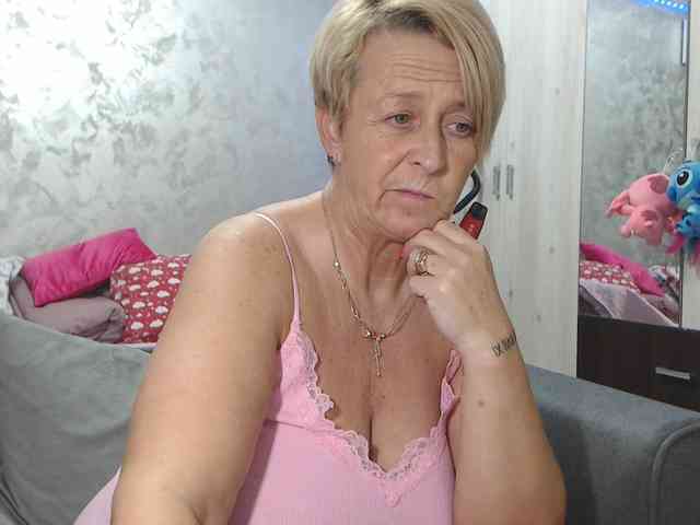 LovePinkLilli webcam