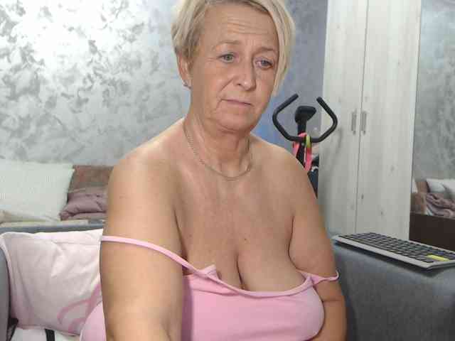 LovePinkLilli webcam