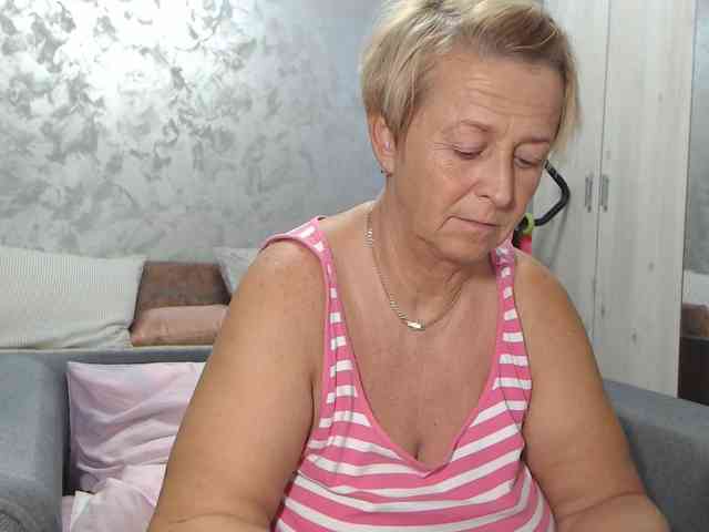 LovePinkLilli webcam