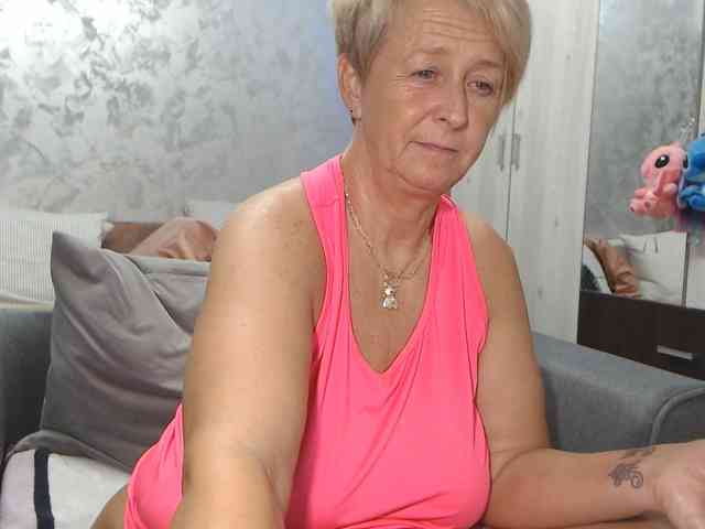 LovePinkLilli webcam