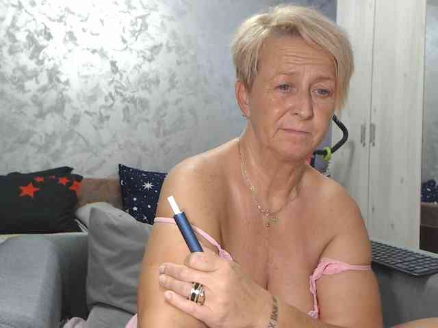 LovePinkLilli webcam