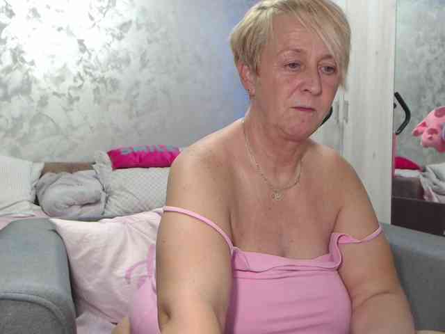 LovePinkLilli webcam