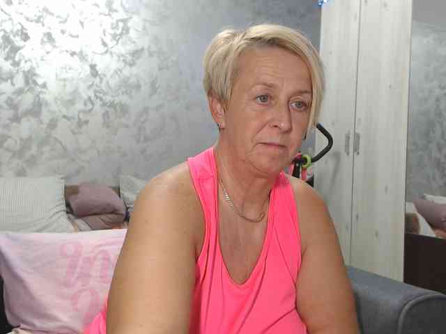 LovePinkLilli webcam
