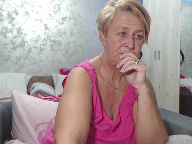 LovePinkLilli webcam