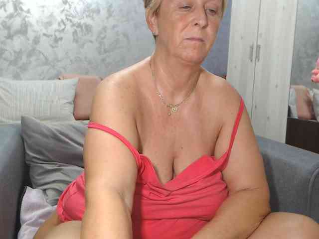LovePinkLilli webcam