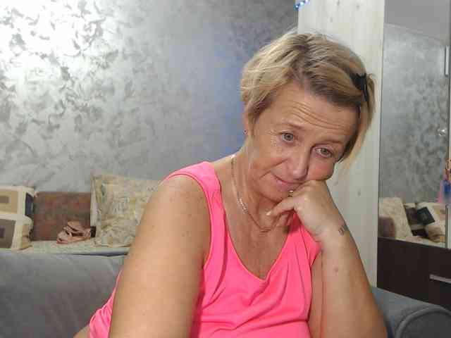 LovePinkLilli webcam