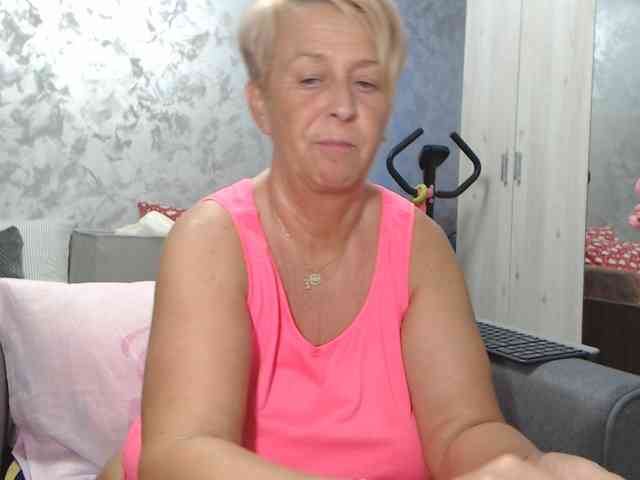 LovePinkLilli webcam