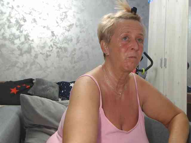 LovePinkLilli webcam