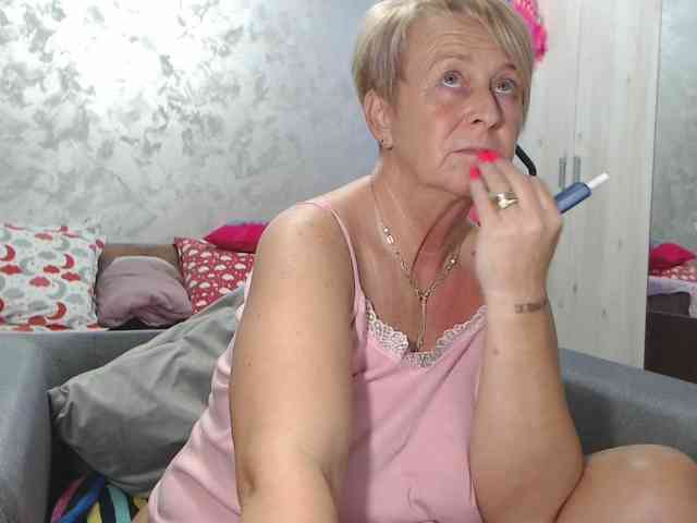 LovePinkLilli webcam