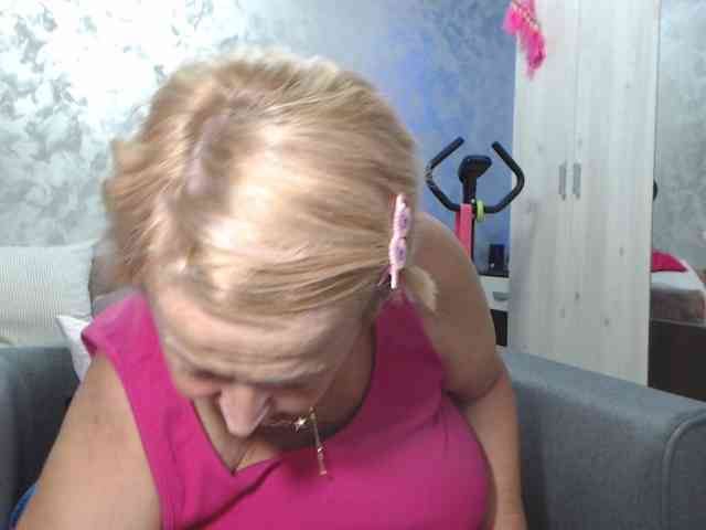 LovePinkLilli webcam