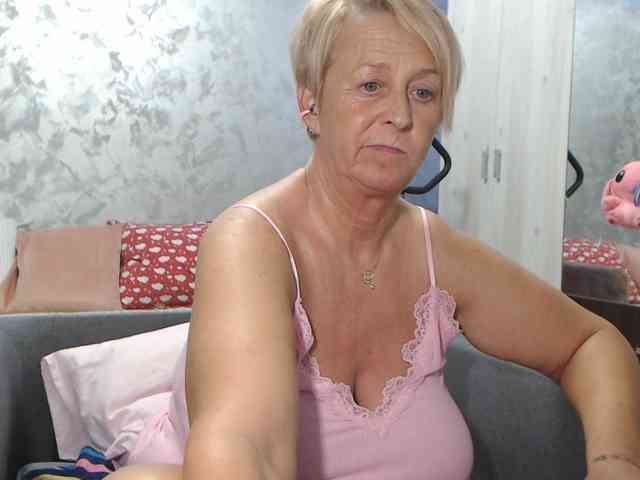 LovePinkLilli webcam
