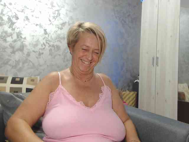 LovePinkLilli webcam