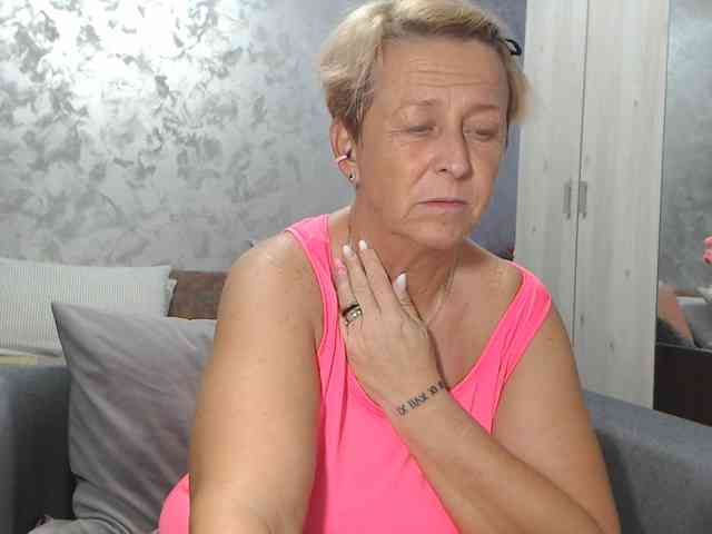 LovePinkLilli webcam