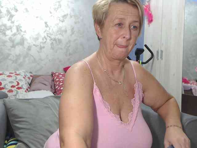 LovePinkLilli webcam