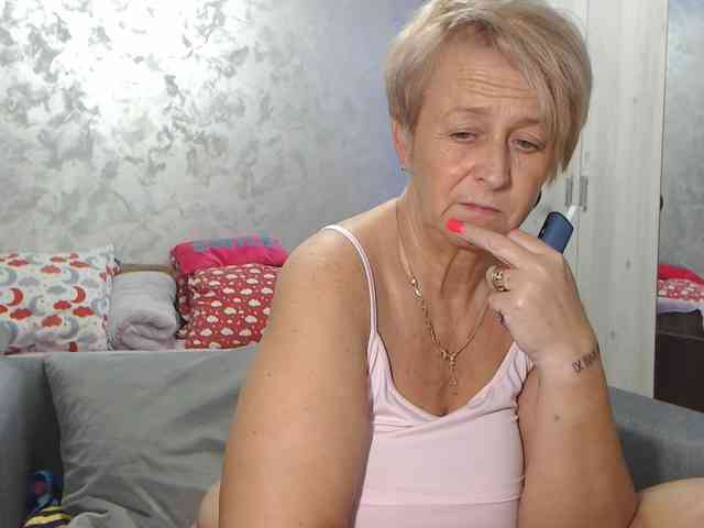 LovePinkLilli webcam