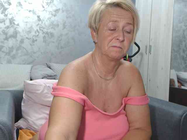 LovePinkLilli webcam