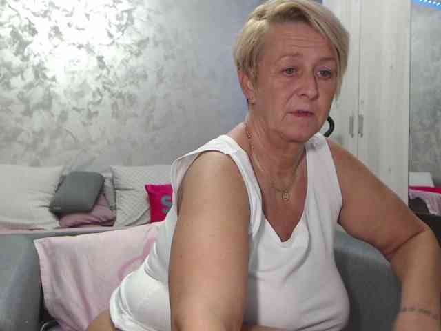 LovePinkLilli webcam