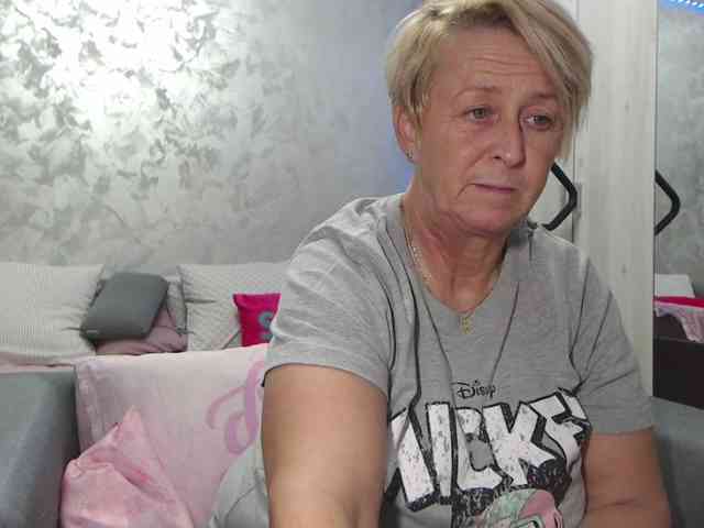 LovePinkLilli webcam