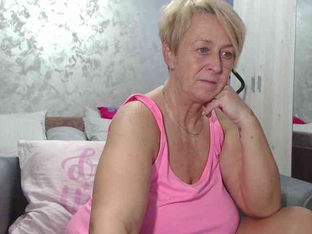 LovePinkLilli webcam