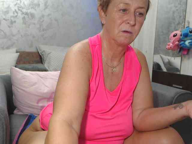 LovePinkLilli webcam